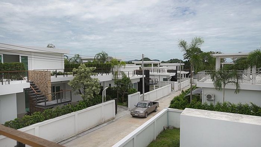 main.00 06 44 11.still005 26